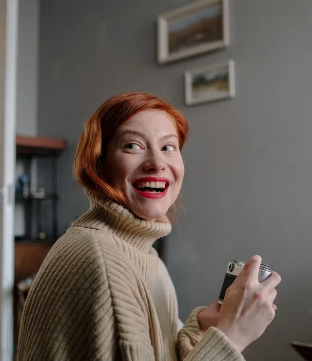 Retrato ilustrativo de uma mulher sorrindo; foto de banco sem vínculo com a identidade fictícia